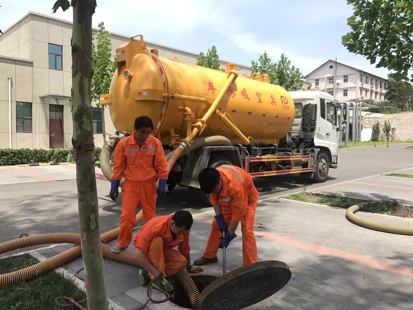 思南管道疏通车停在窨井附近