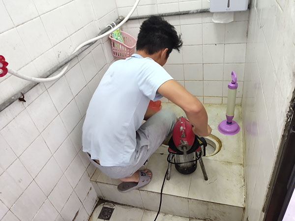 思南管道堵塞冒臭气 专业师傅现场解决问题